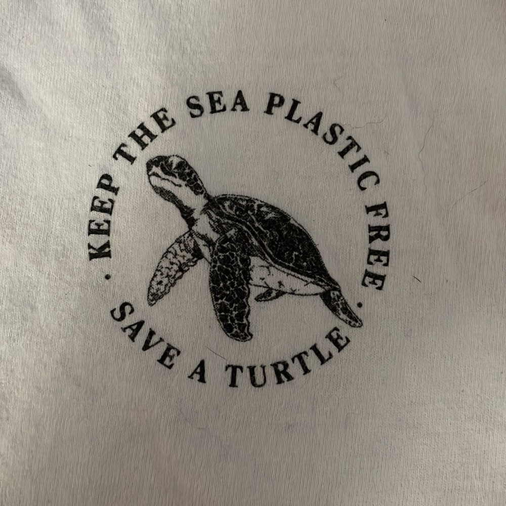 White turtle crop top